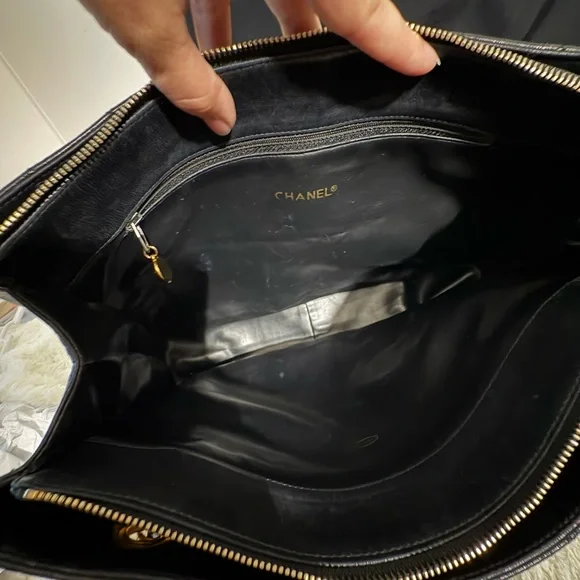 Chanel Black Quilted Leather Shoulder Bag - Picture 10 of 16